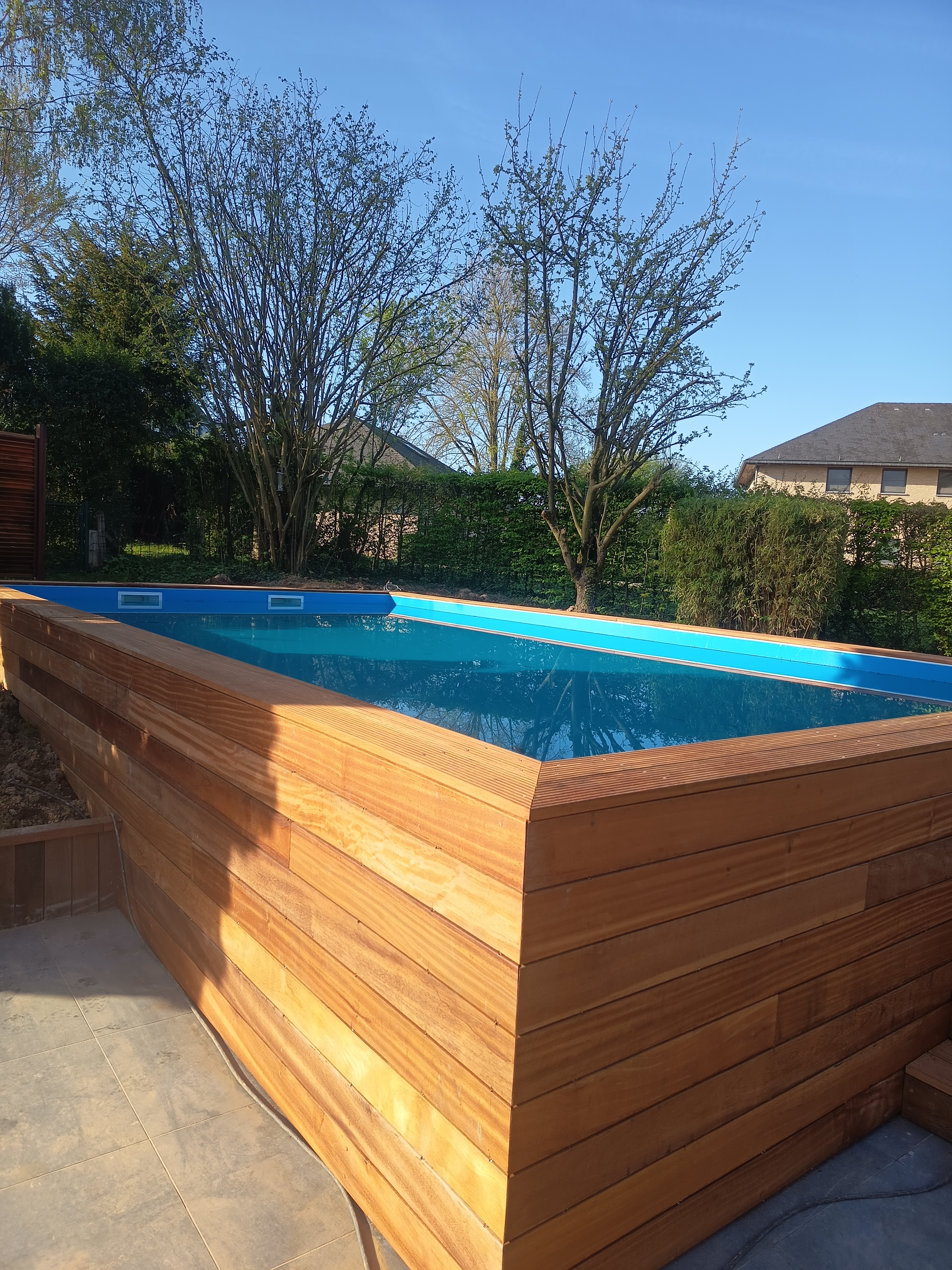 Piscine avec bardage bois