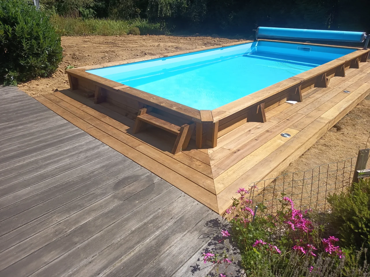 Exemple de réalisation LC Création avec piscine et terrasse bois